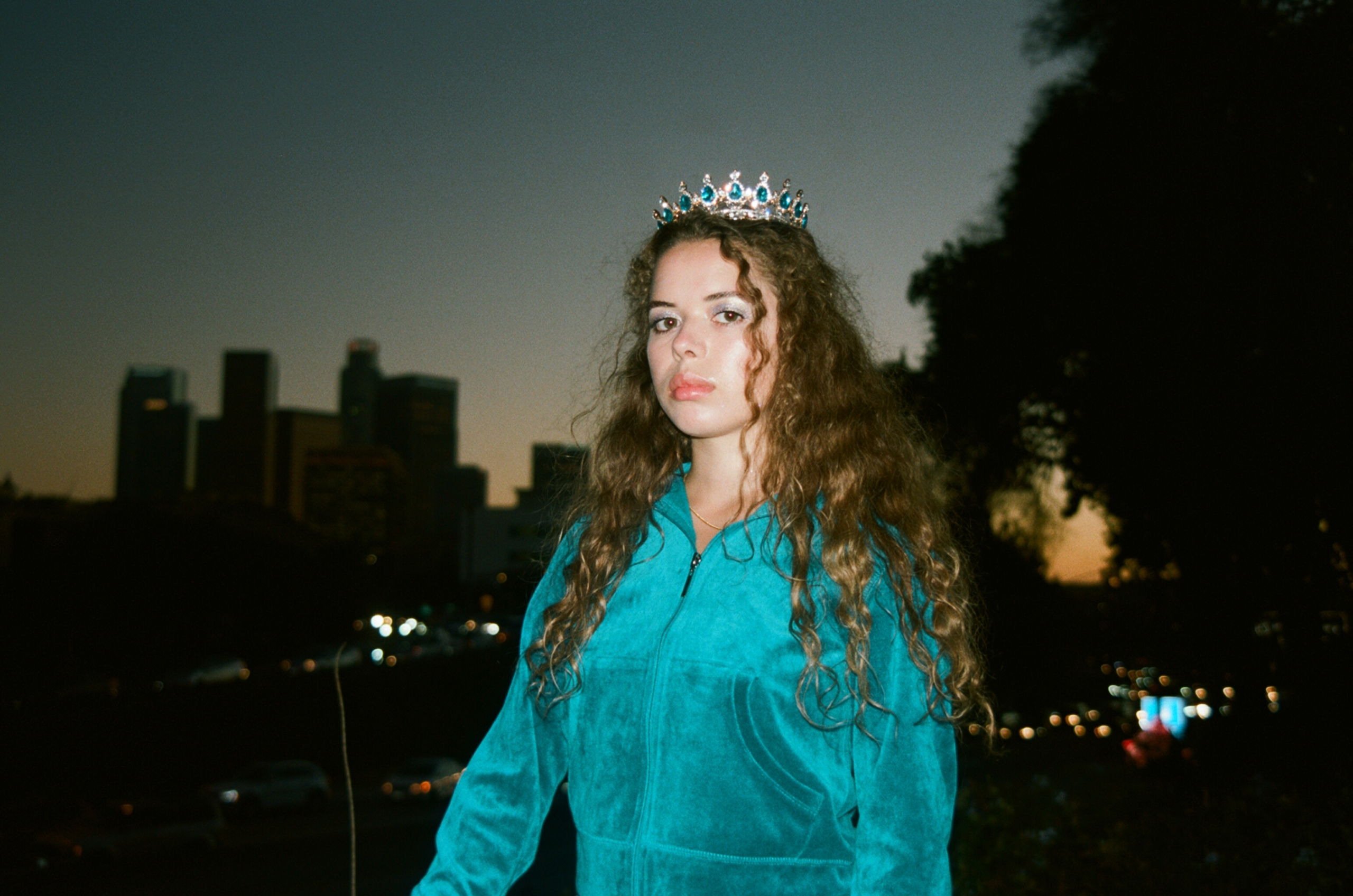 Nilufer Yanya on tour.