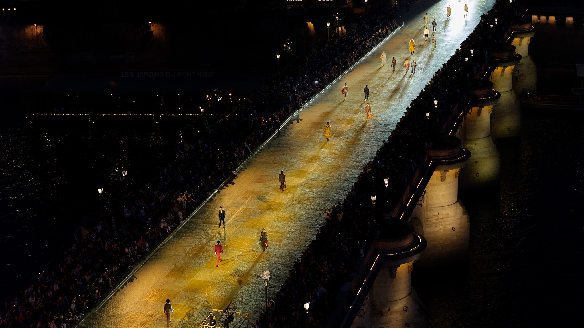 Paris: Controversy over the Vuitton fashion show on the Pont-Neuf