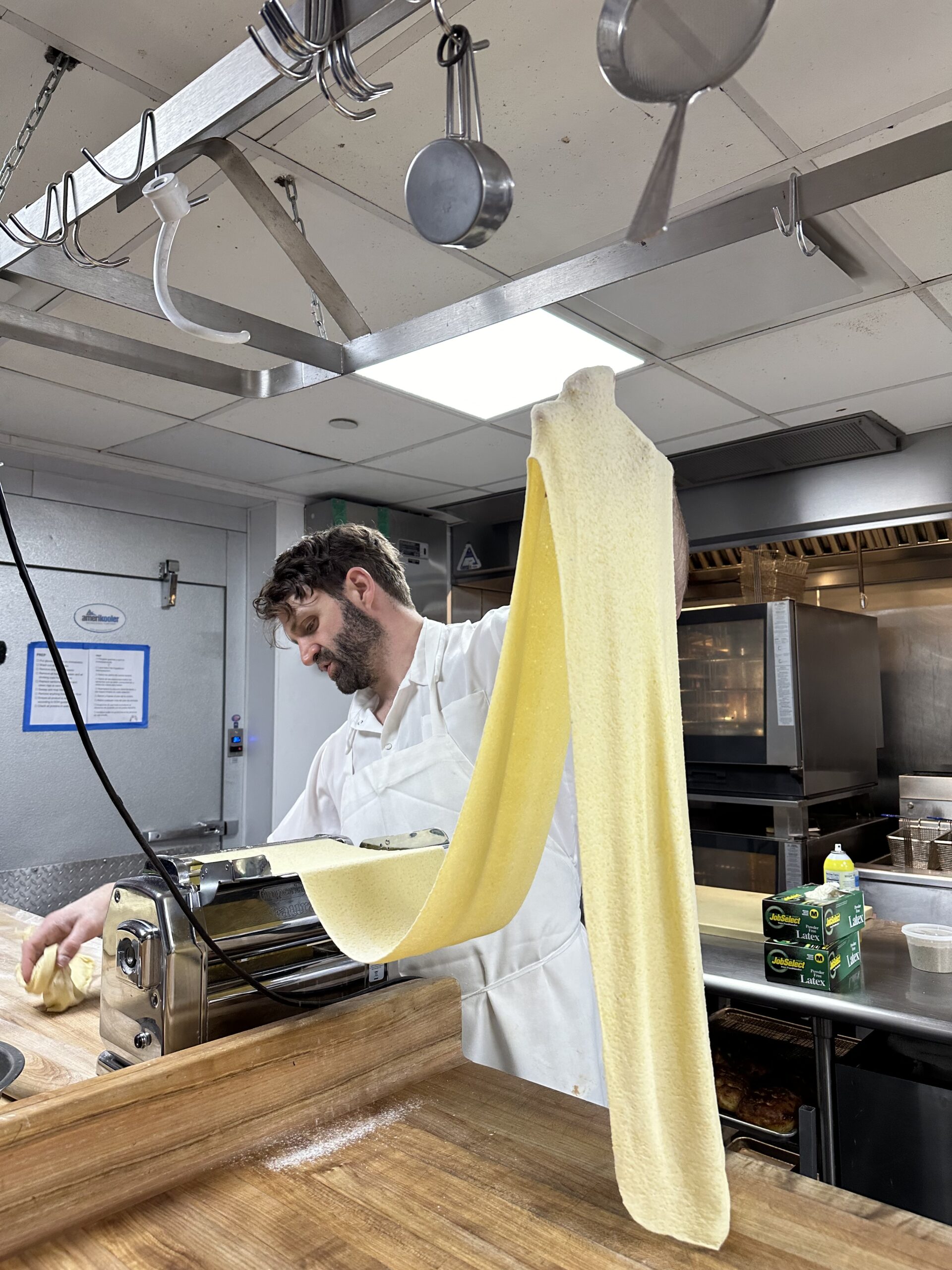 Lo chef Adam Leonti mostra come realizzare un classico italiano: il raviolo pornographia